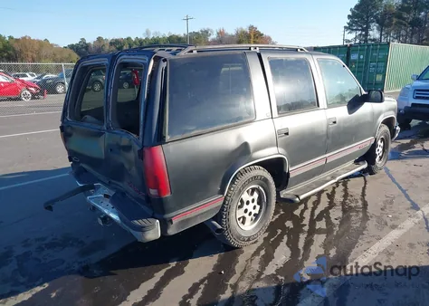 1995 Chevrolet Tahoe C1500 z USA, uszkodzony, nr VIN 1GNEC13K3SJ403068